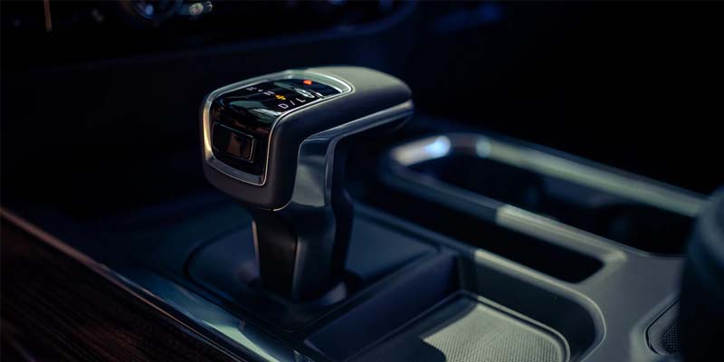 gear lever in a Chevrolet Silverado 1500, positioned on the center console for smooth gear transitions.